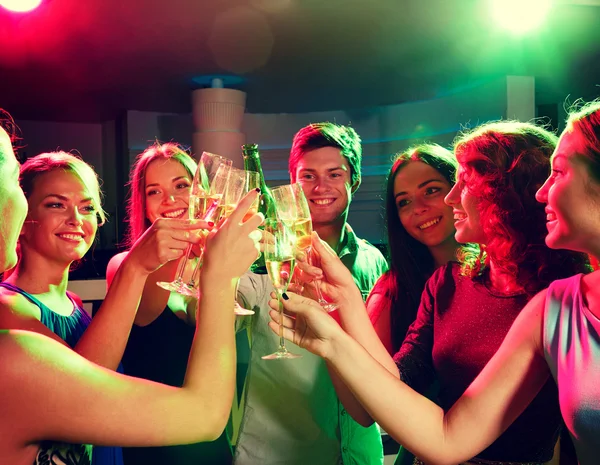 Amigos sonrientes con copas de vino y cerveza en el club —  Fotos de Stock