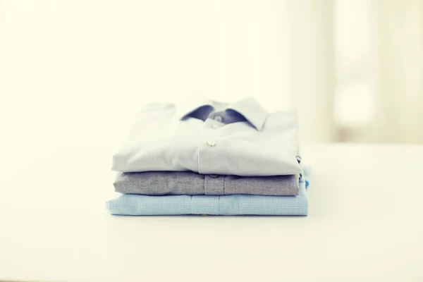 Close up van gestreken en gevouwen shirts op tafel — Stockfoto