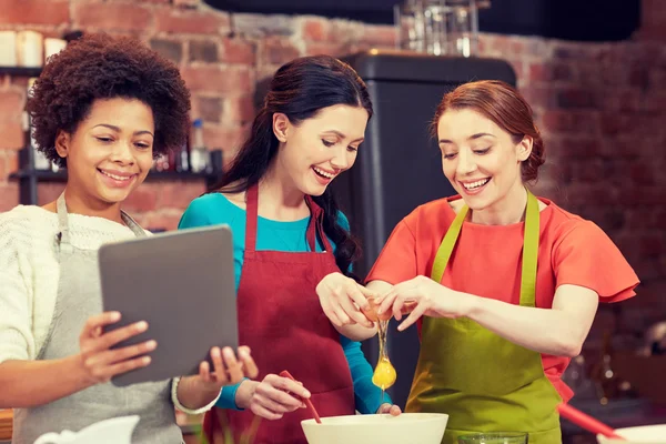 Gelukkig vrouwen met tablet pc in keuken — Stockfoto