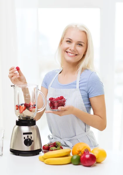 Mujer sonriente con licuadora preparando batido en casa — Foto de Stock