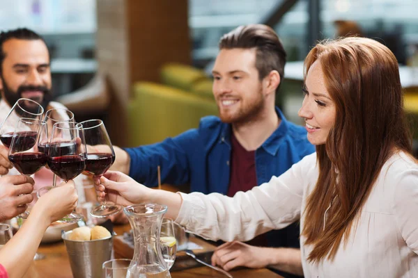 Vrienden dineren en wijn drinken in restaurant — Stockfoto