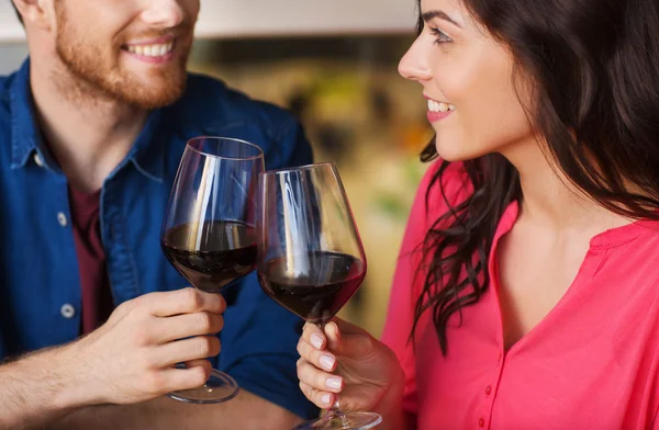 Casal feliz jantar e beber vinho no restaurante — Fotografia de Stock