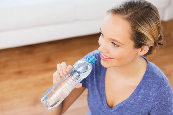 Glückliche Frau mit Wasserflasche zu Hause — Stockfoto