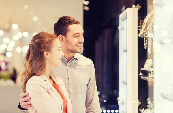 Paar op zoek om te winkelen venster bij juwelier — Stockfoto