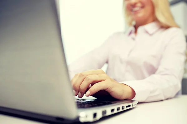 Sonriente mujer de negocios o estudiante escribiendo en el portátil —  Fotos de Stock