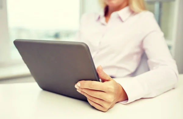 Primo piano di mani di donna d'affari con tablet pc — Foto Stock