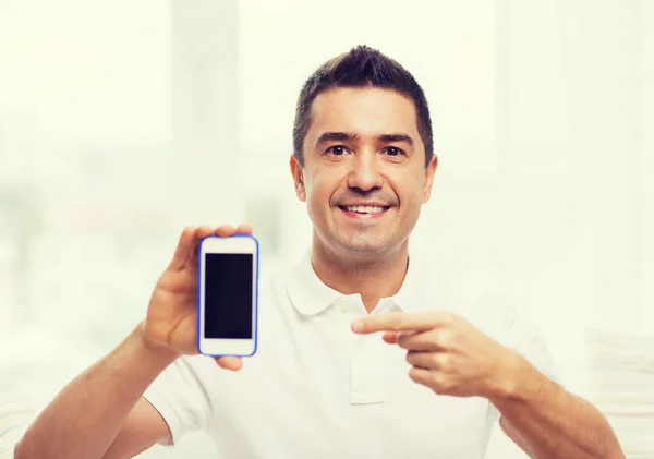 Hombre feliz con smartphone en casa — Foto de Stock