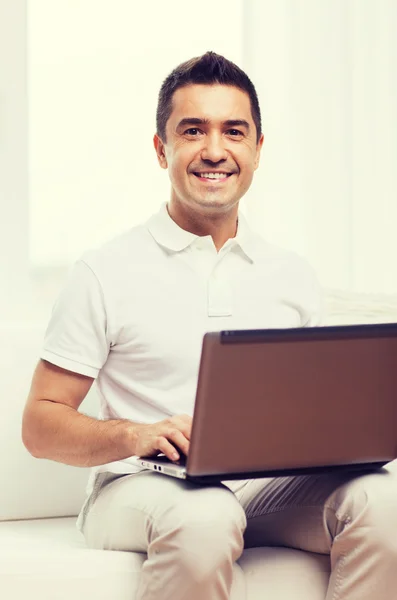 Ευτυχισμένος άνθρωπος που εργάζεται με το φορητό υπολογιστή στο σπίτι — Φωτογραφία Αρχείου