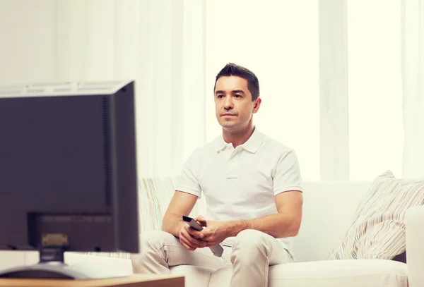 Homem com controle remoto assistindo TV — Fotografia de Stock