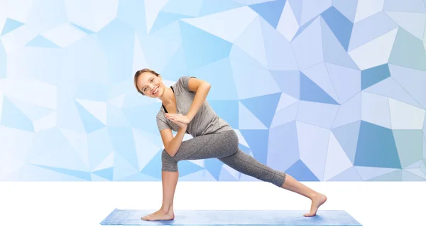 Donna che fa yoga basso angolo affondare posa sul tappeto — Foto Stock