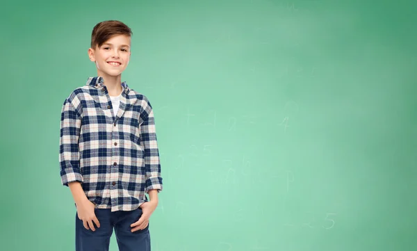Garçon souriant en chemise à carreaux et jeans — Photo