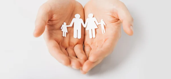 Man hands with paper man family — Stockfoto