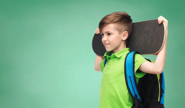 Щасливий студентський хлопчик з рюкзаком і скейтбордом — стокове фото