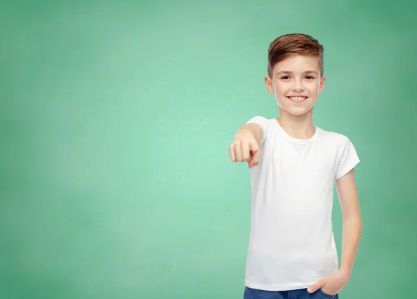 Gelukkige jongen in wit t-shirt wijzende vinger aan u — Stockfoto