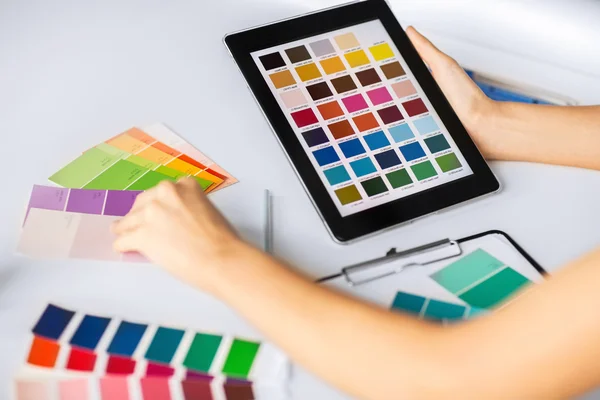 Mujer que trabaja con muestras de color para la selección —  Fotos de Stock