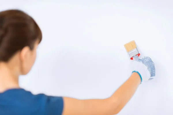 壁を着色絵筆を持つ女性 — ストック写真