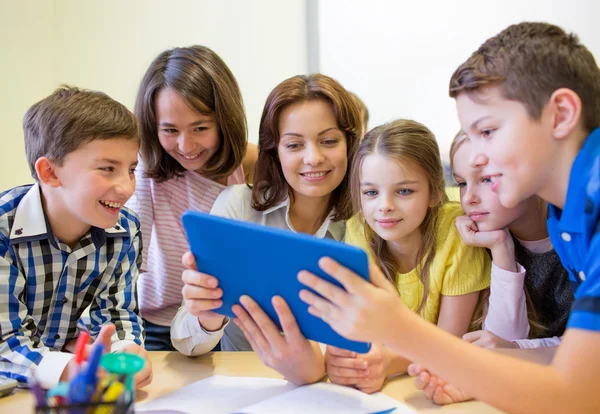 Grupa dzieci z nauczycielem i tablet pc w szkole — Zdjęcie stockowe