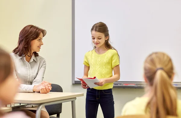 Grupp av skolbarnen med lärare i klassrummet — Stockfoto