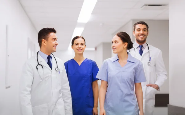 Šťastný skupina zdravotníci a lékaři v nemocnici — Stock fotografie
