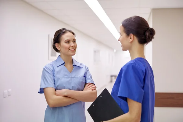 Медицинские работники, медсестры или врачи, говорящие в больнице — стоковое фото