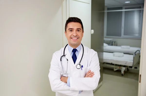 Médico sorridente com estetoscópio no hospital — Fotografia de Stock