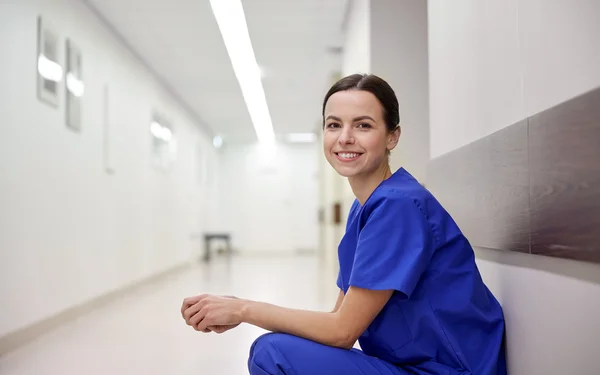 Enfermeira sorridente no corredor do hospital — Fotografia de Stock