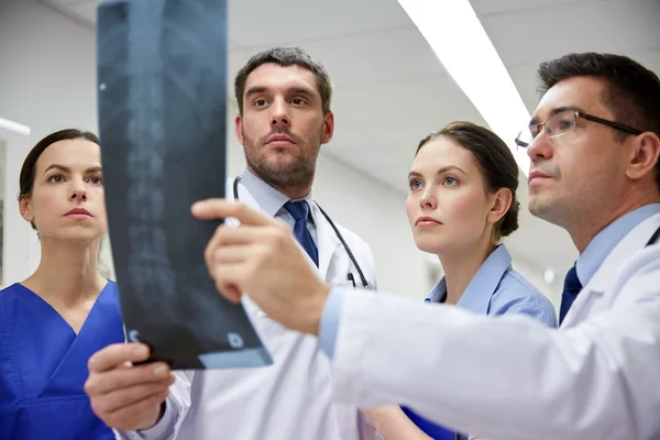 Группа врачей, изучающих рентгеновские снимки — стоковое фото