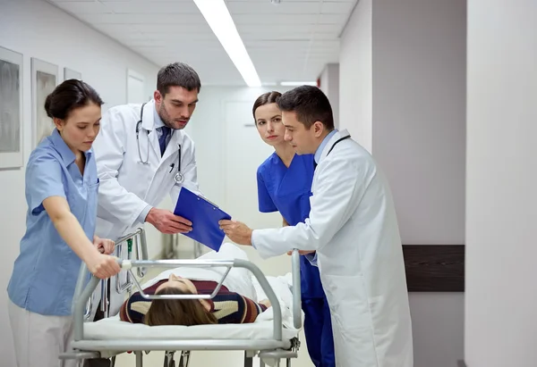 Sjukvård och patient på sjukhus bår i nödsituation — Stockfoto