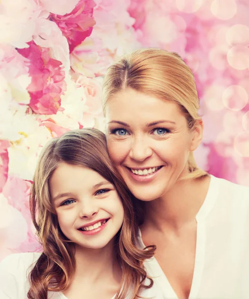 Sorrindo mãe e menina — Fotografia de Stock