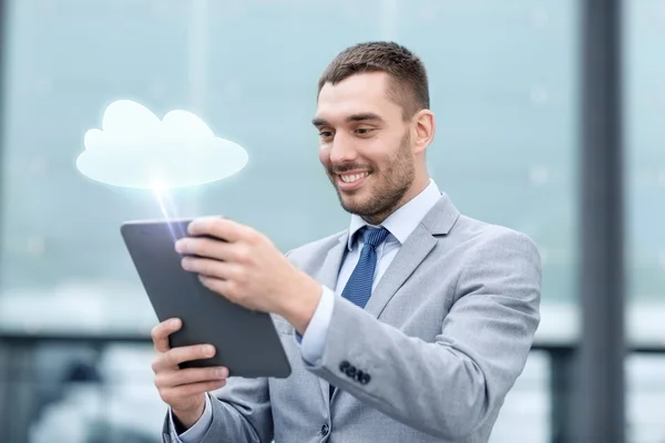 Homem de negócios sorridente com tablet pc ao ar livre — Fotografia de Stock