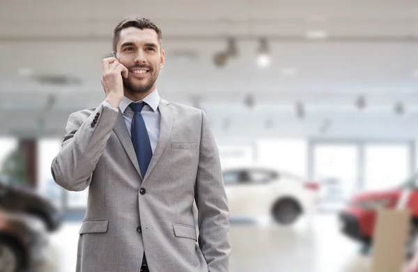 Smiling businessman talking on smartphone — Stock Photo, Image