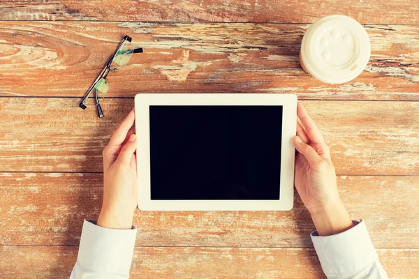 Nahaufnahme weiblicher Hände mit Tablet-PC und Kaffee — Stockfoto