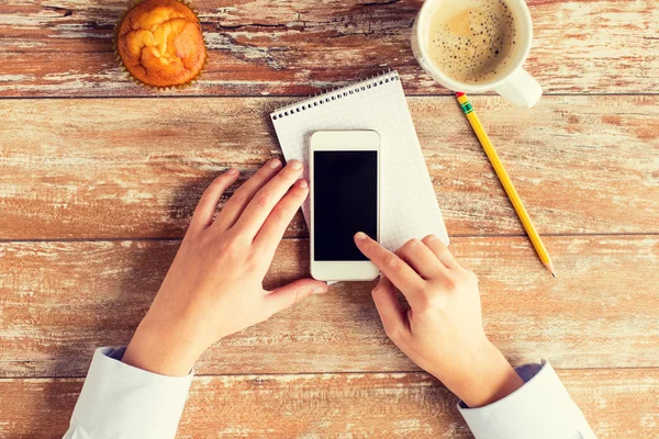 Primer plano de las manos con teléfono inteligente y taza de café — Foto de Stock