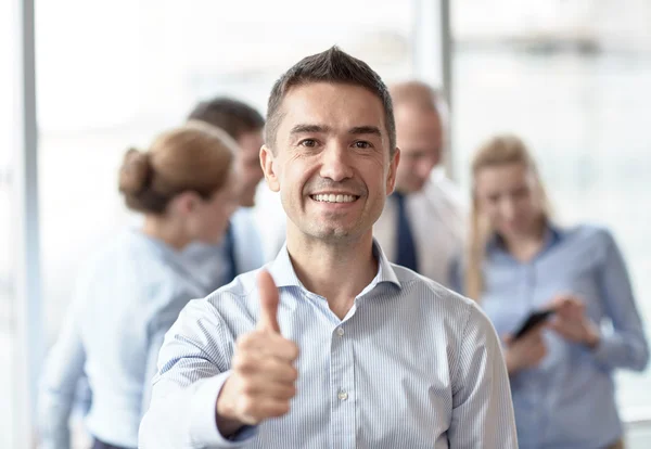 Grupp av leende företagare i office — Stockfoto