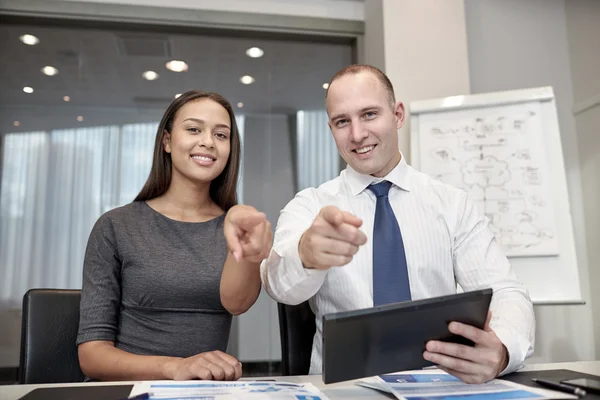 Sonrientes empresarios con tablet pc en la oficina — Foto de Stock