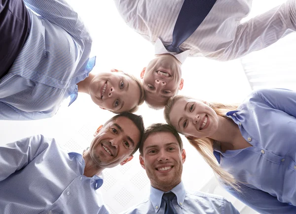 Sonriente grupo de empresarios de pie en círculo — Foto de Stock