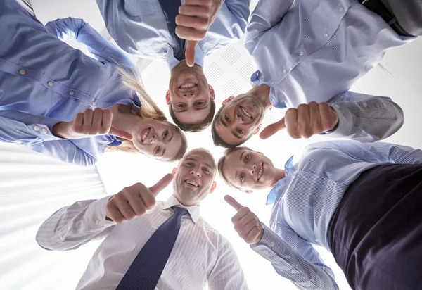 Gruppo sorridente di imprenditori in piedi in cerchio — Foto Stock