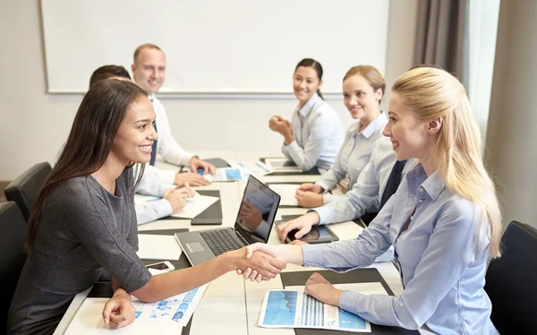 Lächelnde Geschäftsleute beim Händeschütteln — Stockfoto