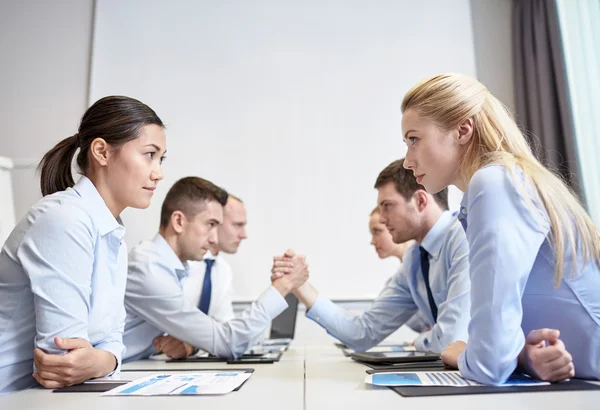 Smiling business people having conflict in office — Stock Photo, Image
