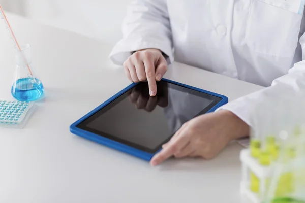 Primer plano del científico con la tableta PC en el laboratorio — Foto de Stock