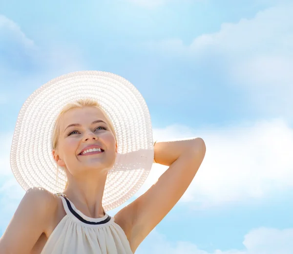 Hermosa mujer disfrutando del verano al aire libre —  Fotos de Stock