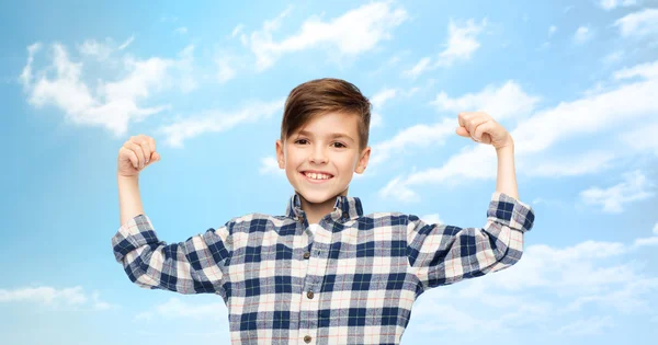 強力な拳を示す市松模様のシャツで幸せな少年 — ストック写真