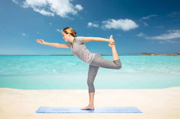 Donna che fa yoga nel signore della posa danza — Foto Stock