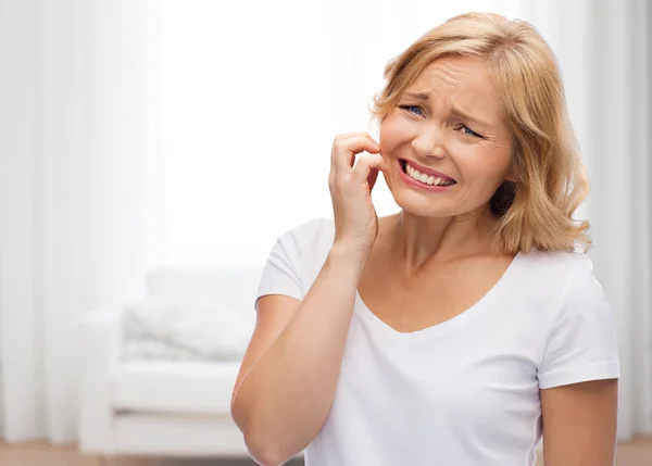 Ongelukkige vrouw gezicht inch lijden — Stockfoto