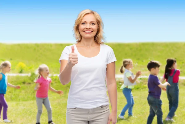 Woman showing thumbs up over group of little kids — Φωτογραφία Αρχείου