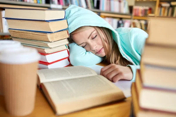 Estudiante o mujer con libros durmiendo en la biblioteca — Foto de Stock