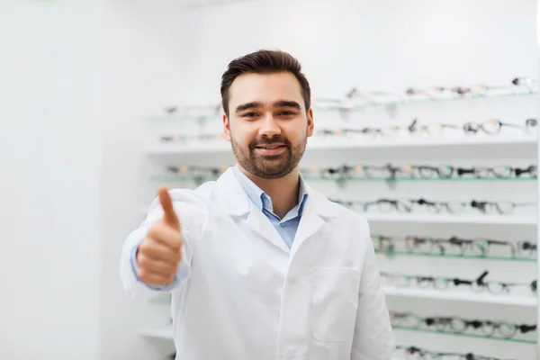 Muž s brýlemi a palci nahoru v obchodě s optikou — Stock fotografie