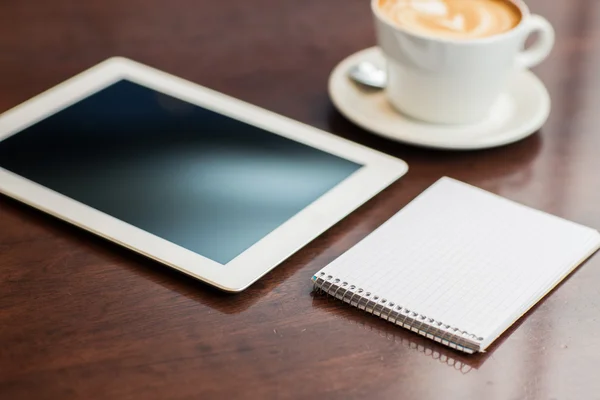 Gros plan du carnet avec tablette PC et café — Photo