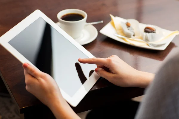 Close up of woman with tablet pc and coffee — Stock Photo, Image