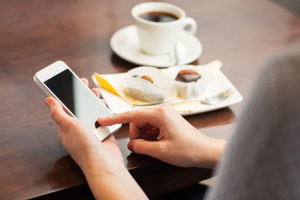 Close up van vrouw met smartphone en dessert — Stockfoto